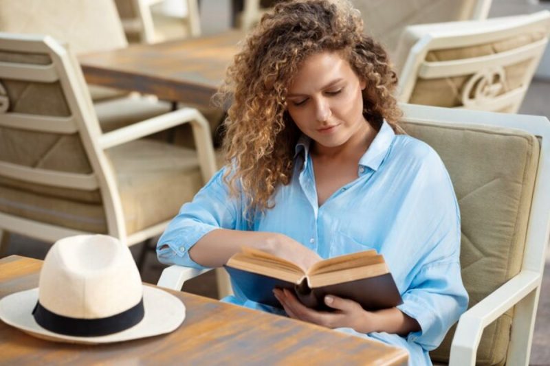 Mulher lendo um livro sozinha 