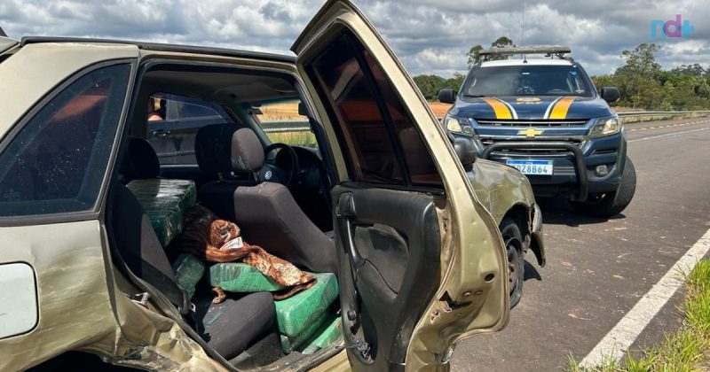 Imagem mostra carro aberto com inúmeros fardos de maconha; homem fugiu pela contramão com a filha de 12 anos de carona