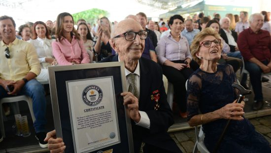 Funcionário mais antigo do mundo ganha festa surpresa em Brusque ao completar 102 anos