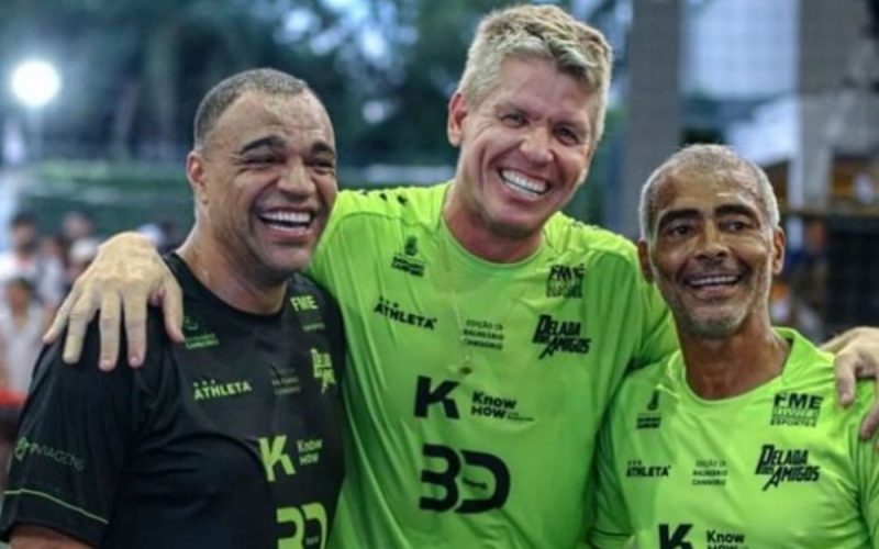 Denilson (à esquerda) e Romário (à direita), que participarão de torneio de futevôlei em Balneário Camboriú, junto ao empresário Dado Faigel