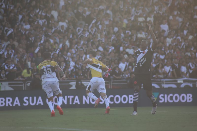 Jogadores do Criciúma comemoram gol contra o Vasco
