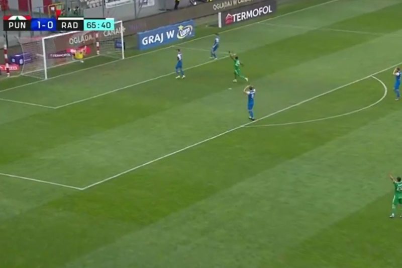 Goleiro fez a bola viajar por todo o campo 