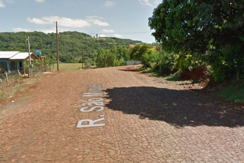 homem estava com caixa de sapatos na rua