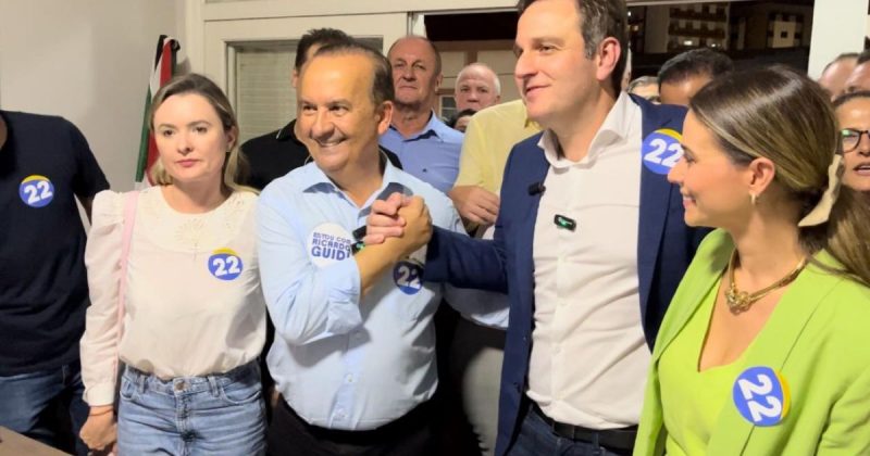 Deputado federal Ricardo Guidi e Jorginho Mello, governador de SC, apertando as mãos