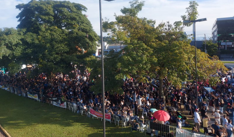 Pessoas reunidas em meio a arvores. Foto mostra manifestantes de greve dos professores em SC