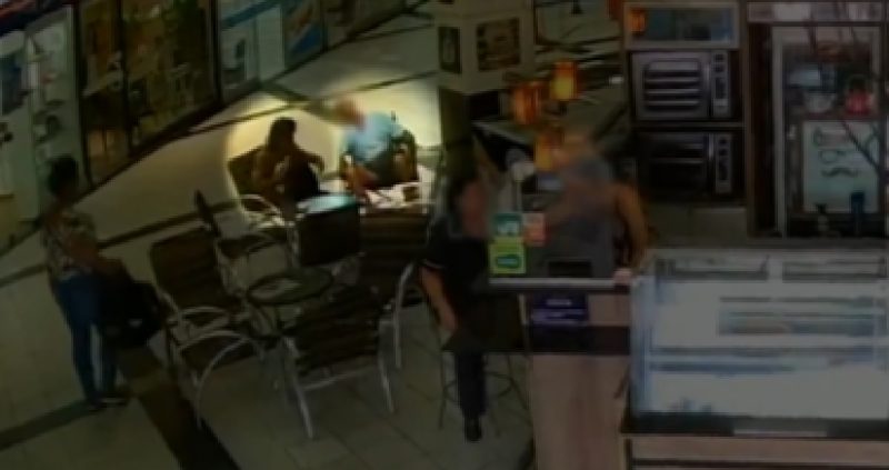 Caso chocante aconteceu durante a tarde de terça-feira (16), em um banco na Zona Oeste do Rio de Janeiro; mulher levou tio morto à agência