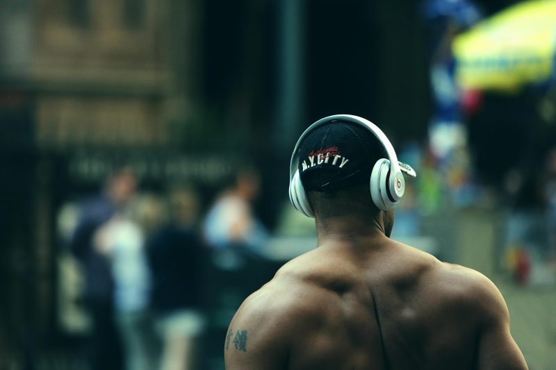 homem negro latino com headphones