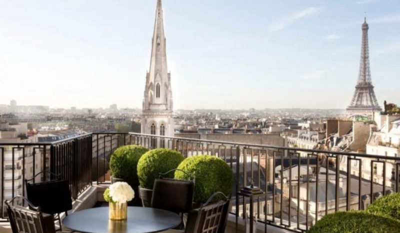 Foto mostra vista de hotel em Paris e a torre Eiffel no fundo. Imagem é usada para ilustrar matéria sobre hotéis caros nas Olimpíadas de Paris 2024