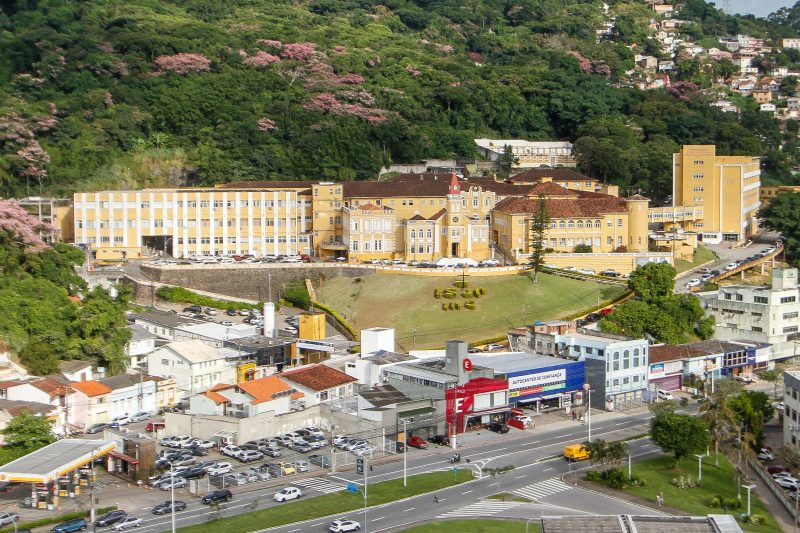 Corpo foi encontrado, enterrado, atrás do Hospital de Caridade, na área Central de Florianópolis