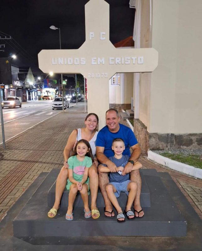 Marcio e a fam&iacute;lia em frente &agrave; Par&oacute;quia Divino Esp&iacute;rito Santo, em Cambori&uacute; – Foto: Arquivo Pessoal