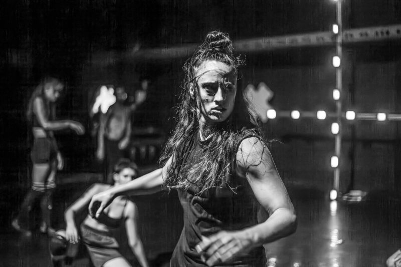 Grupo Cena 11 come&ccedil;a a circular por Santa Catarina nesta quinta (04) com o projeto &ldquo;Eu n&atilde;o sou s&oacute; eu em mim: Estado de Natureza &ndash; Procedimento 1&rdquo; – Foto: Cristiano Prim/Divulga&ccedil;&atilde;o