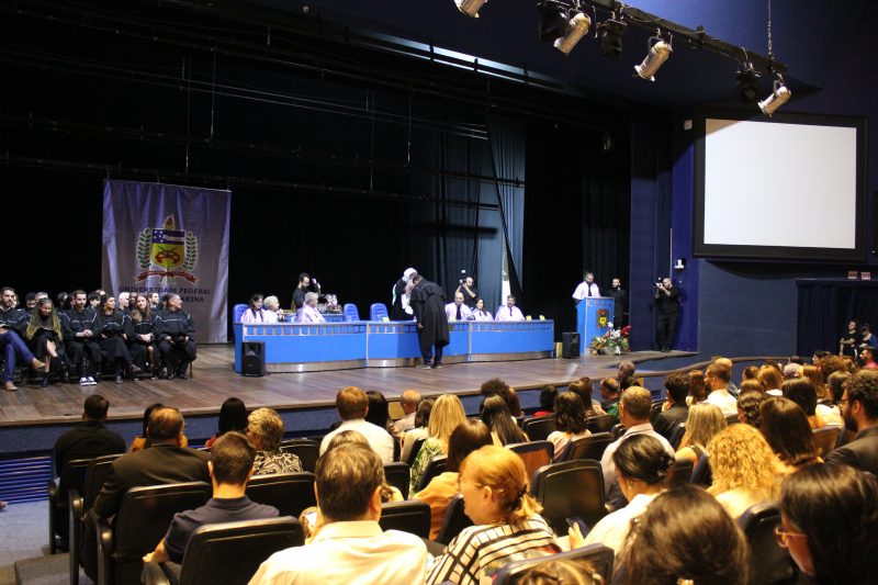 Dez formandos negros receberam o diploma de graduação em Psicologia neste semestre na UFSC