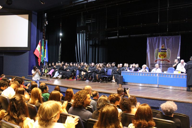 Solenidade de formatura no Centro de Eventos da UFSC