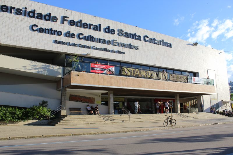 Centro de Eventos da UFSC com cartaz da greve dos servidores