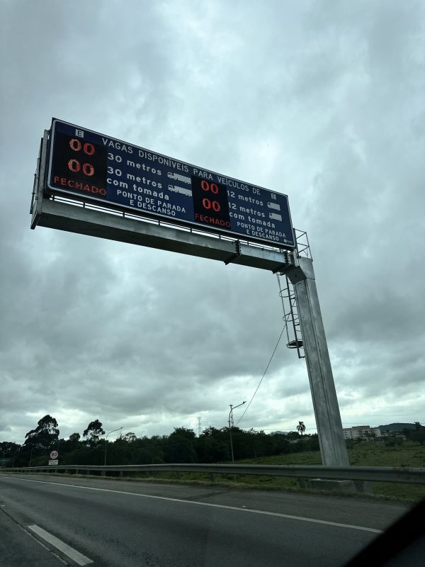 Painel mostra o número de vagas disponíveis para caminhoneiros no Ponto de Parada e Descanso