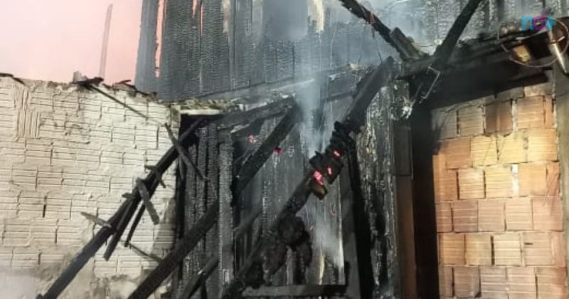 Imagem mostra um dos cômodos de casa destruída por incêndio em Balneário Camboriú, famílias perderam tudo