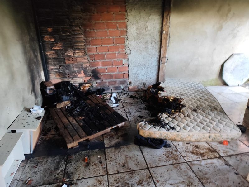 Os bombeiros atenderam um homem com graves queimaduras por todo o corpo.