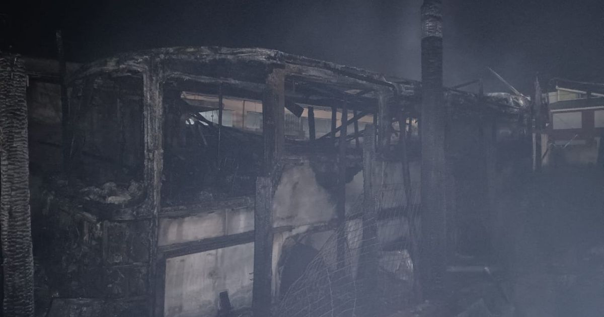 Incêndio atingiu três restaurantes e destruiu um motorhome - Divulgação/Corpo de Bombeiros/ND