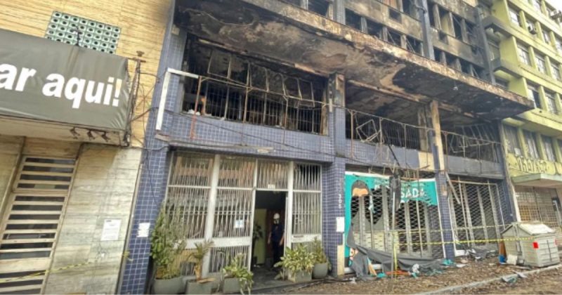 Incêndio em Porto Alegre destruiu pousada nesta madrugada