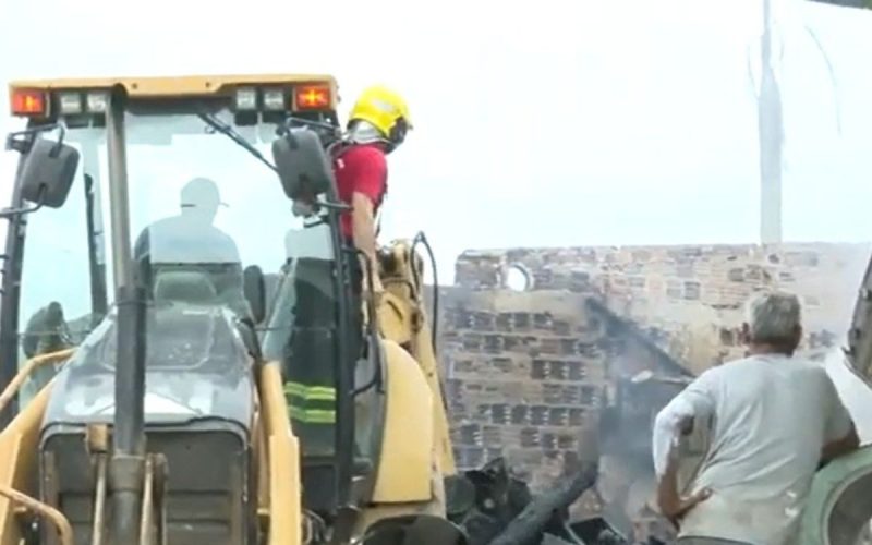 Frame de reportagem da NDTV sobre um incêndio em ferro velho de Itajaí