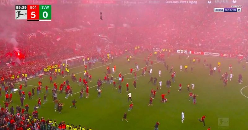 Torcedores invadem campo após gol do atacante do Leverkusen