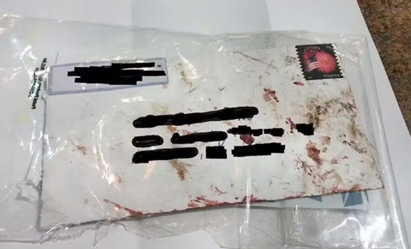 Carta recebida em casa com sangue dentro de envelope e com as inscrições do endereço borradas. Lista possui outras bizarrices.