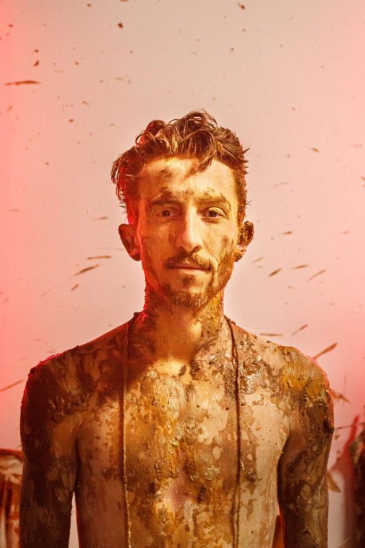 Artista e performe Jean Smekatz, tamb&eacute;m se apresenta no s&aacute;bado na Galeria 33 – Foto: Divulga&ccedil;&atilde;o