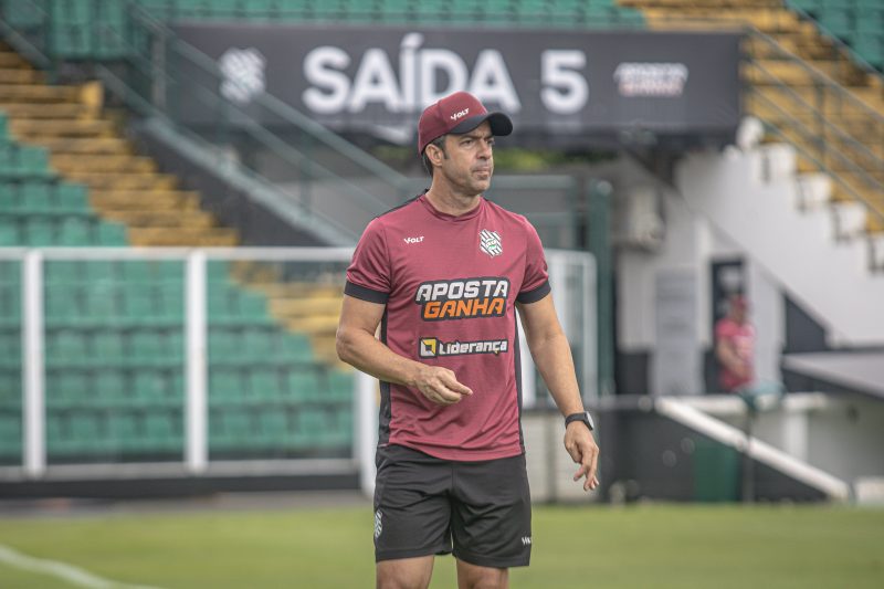 João Burse observa treino do Figueirense