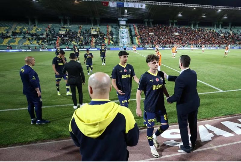 Jogadores do Fernerbache deixando o campo de jogo, na Turquia