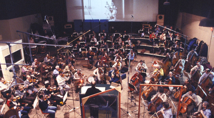 John Williams com orquestra durante a construção da trilha sonora de um dos filme da saga "Star Wars"