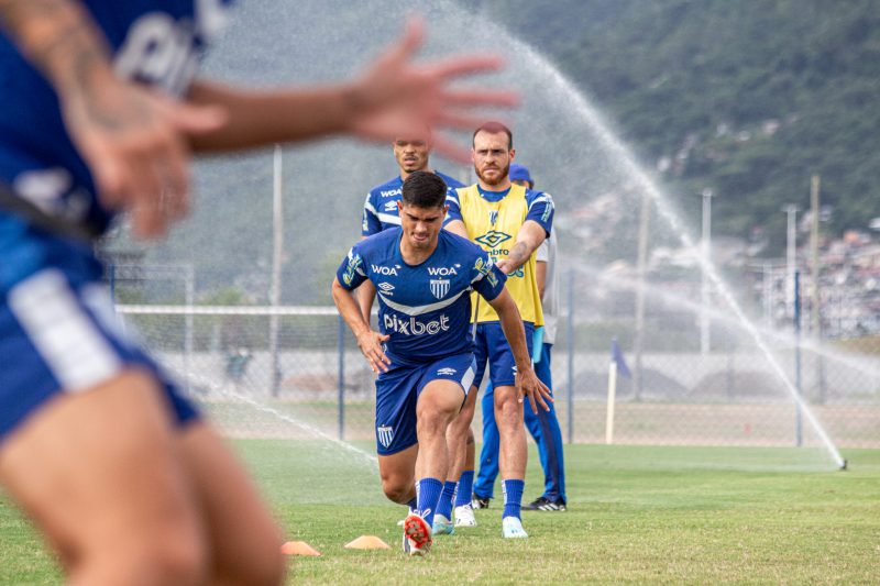 Lateral direito Kevin, assim como Gabriel Dias teve de passar por cirurgia no joelho e desfalcar&aacute; o Ava&iacute; na temporada – Foto: Sabrina Tavares/Ava&iacute; F.C