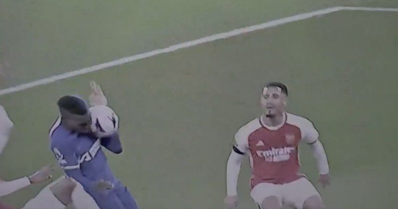 Atacante do Chelsea cabeceia a bola na própria mão