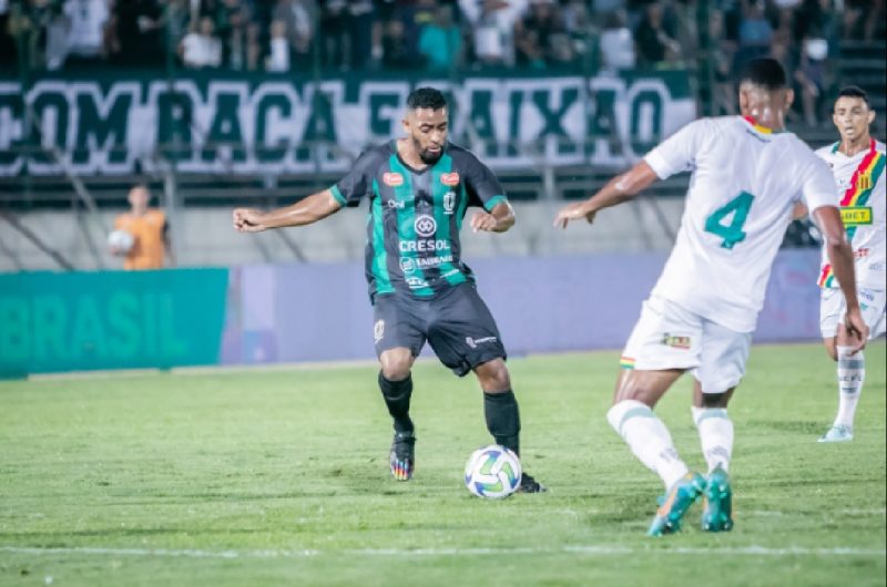 Lateral direito Marcos Vinícius atuando com a camisa do Maringá, jogador muito próximo de um acerto com o Avaí