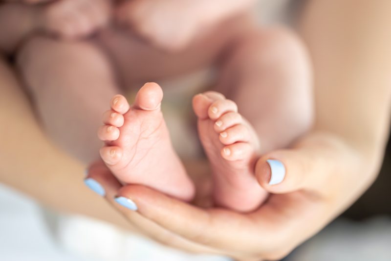 Imagem de pés de bebês para ilustrar o caso da morte da mulher acusada de recém-nascidos