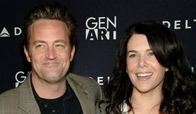 Na imagem Matthew Perry aparece ao lado de Lauren Graham durante evento