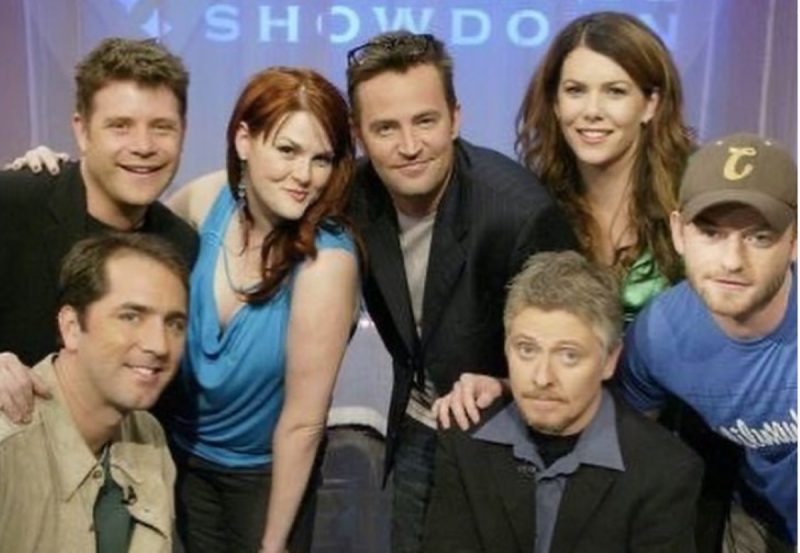 Lauren Graham ao lado de Matthew Perry e e elenco do filme "Leis da Vida"