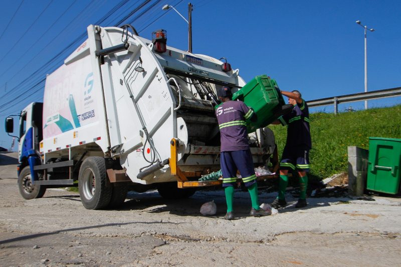 Empresa terceirizada realiza coleta de lixo em Florianópolis