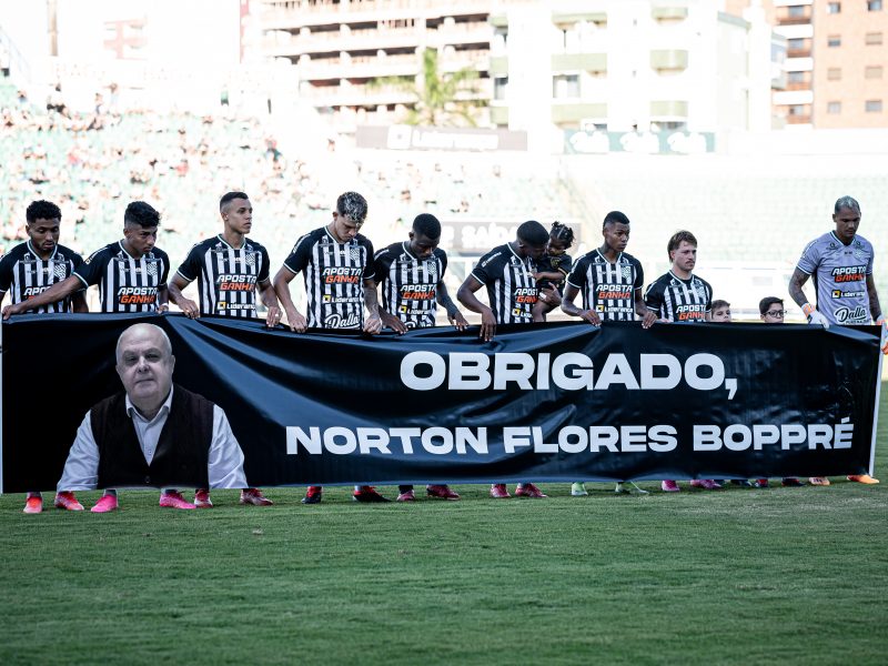 Figueirense presta homenagem