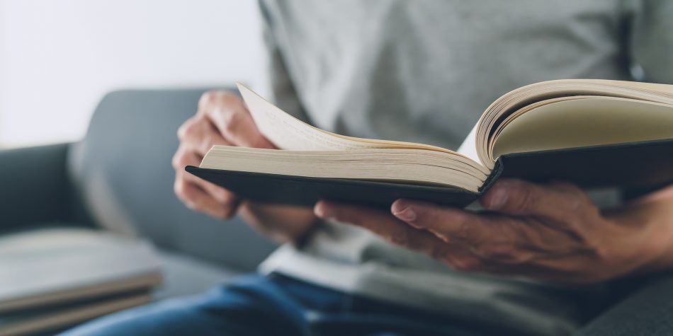 Dia Mundial do Livro: incentiva o hábito da leitura e homenageia escritores de renome.