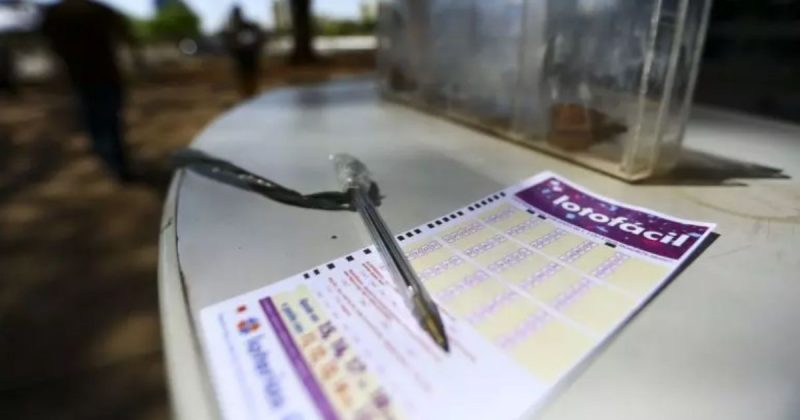 Resultado da Lotofácil hoje: bilhete de aposta com caneta em cima de mesa