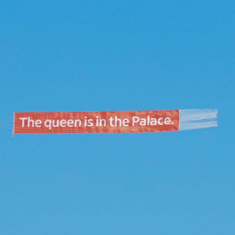 Faixa escrito “A rainha est&aacute; no palace” passa em chegada de Madonna – Foto: Renan Areias/Ag&ecirc;ncia O Dia / Jc Pereira/AgNews