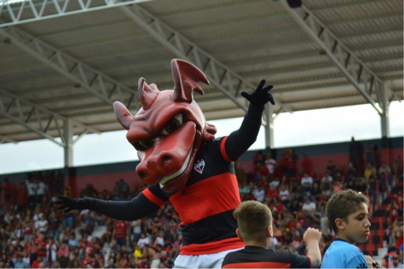 Mascote foi citado pelo árbitro da partida