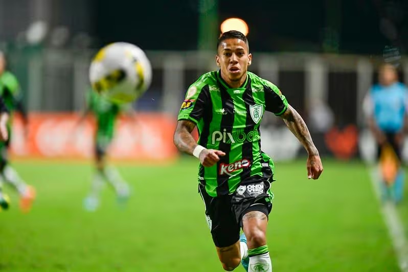 Matheusinho, novo reforço do Criciúma, corre atrás da bola