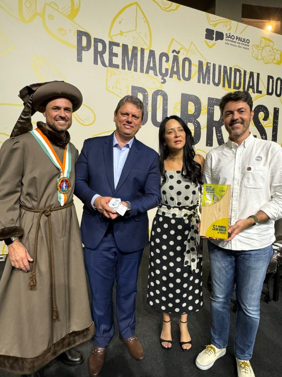 Após conquistar o título, sócio da empresa se encontrou com o governador Tarcísio de Freitas - Divulgação Pomerode Alimentos/Reprodução/ND