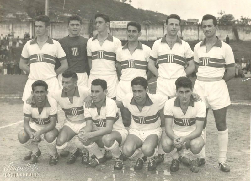 O Campeonato Brasileiro de Sele&ccedil;&otilde;es Universit&aacute;rias era uma tradi&ccedil;&atilde;o nas d&eacute;cadas de 1950 e 1960. A foto registra a sele&ccedil;&atilde;o catarinense (FCDU) antes de jogo no est&aacute;dio Adolfo Konder, em Florian&oacute;polis, em 1958. Em p&eacute;: Cl&aacute;udio, goleiro n&atilde;o identificado, Torrado, Laudares, &Eacute;lcio e An&iacute;bal Gomes. Agachados: Alberto, Toinho, Amante, Wirna e Erasmo. – Foto: Acervo Foto Anacleto/ND