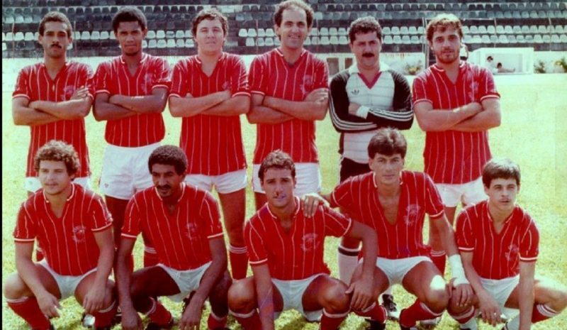 Na foto de 1984, a forte equipe do Coqueiros Esporte Clube em um amistoso realizado no est&aacute;dio Orlando Scarpelli, aqui na Capital. Turma de boleiros conhecida da nossa cidades e bons de bola. Em p&eacute;: Beto, Herc&iacute;lio, Valter, H&eacute;lio Cunha, Amilton e Paulinho. Agachados: Jean, D&iacute;lson, Edu, Celinho e Rubens. – Foto: (Acervo C&eacute;lio Moura Garcia/ND)