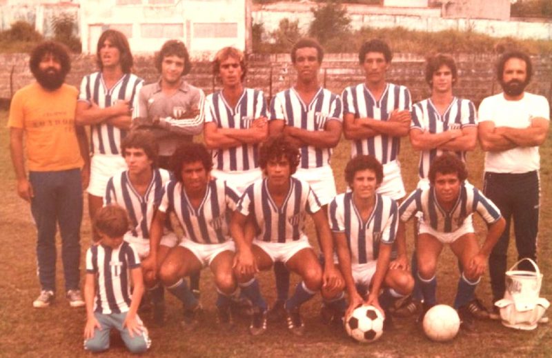 Equipe do Juniores do Ava&iacute; no in&iacute;cio da d&eacute;cada de 1980, &eacute;poca do est&aacute;dio Adolfo Konder. Em p&eacute;: Pedrinho (preparador f&iacute;sico), Rog&eacute;rio (falecido), Marcelo, Kinho, Beto, Gerson, Nelsinho e Martins (massagista). Agachados: Amarildo, Ti&atilde;o, S&eacute;rgio Murilo (falecido), Macora e Cadinho – Foto: (Acervo Hugo Queir&oacute;z/Arquivo ND)