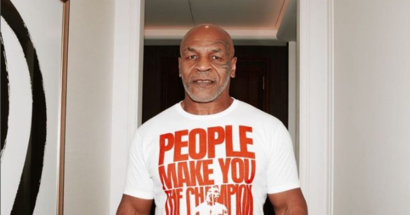 Mike Tyson de frente com uma camiseta branca