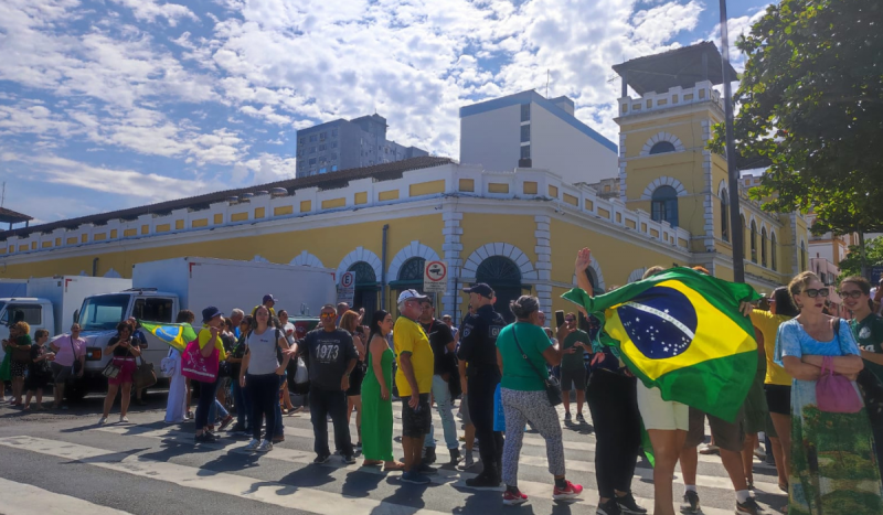 Apoiadores do ex-presidente Jair Bolsonaro aguardavam ele nas imediações do Mercado Público da Capital - Foto: Paulo Rolemberg/ND