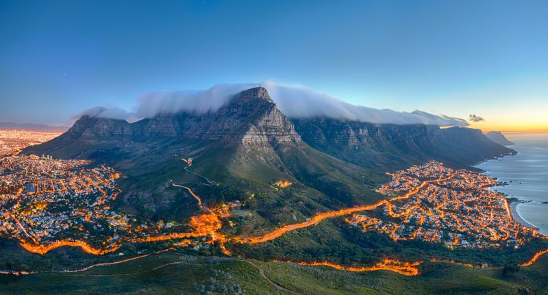 Vista da Cidade do Cabo (África do Sul), juntamente com a Montanha de Mesa e a praia Camps Bay 